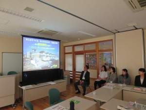 写真:石榑小学校建設に活かされたアイディアを紹介する石榑の里コミュニティの代表森さん