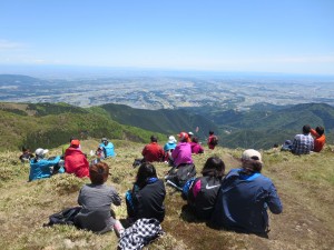 写真:山頂から伊勢湾、名古屋市街、アルプスを見渡す児童達