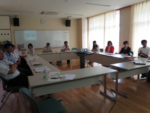 写真：石榑の里コミュニティの説明を聞く滋賀県の竜王小学校コミュニティスクールの方々