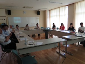 写真:石榑の里コミュニティの説明を聞く滋賀県の竜王小学校コミュニティスクールの方々