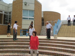 写真：滋賀県の竜王小学校コミュニティスクールの方々が中庭を見学する様子