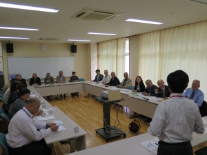 写真:長旅の疲れもみせず研修に臨む瀬戸内市民生委員視察団の皆さん