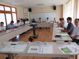 写真:石榑小学校の校舎の特徴を聴く志摩市教育委員会の皆さん