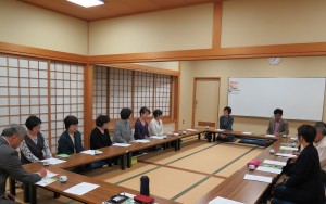 写真:わくわくスクール学習広場の運営について話し合う学習見守員やコーディネーター