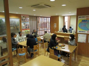 写真:お父さん、お母さん、おじいちゃ、おばあちゃんと多くの人でにぎわう石榑茶屋の様子
