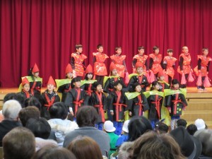 写真:体育館で行われた学習発表会でステージの児童たちの発表を見ようとする観客で満員になっている様子