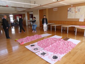 写真:多目的室の見学をするボッコ先生、小篠先生、小松先生