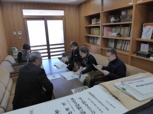 写真：学校の説明を受けるボッコ先生、小篠先生、小松先生