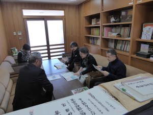 写真:学校の説明を受けるボッコ先生、小篠先生、小松先生