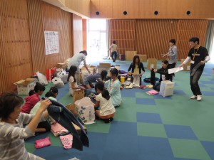 写真:段ボール入った持ち込まれた衣料を手分けして整理する子どもたち