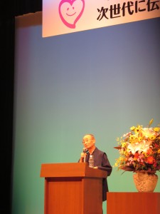 写真:シンポジウムで山折哲雄こころを育む総合フォーラム座長が壇上で講演する様子