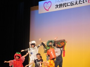 写真:野菜の着ぐるみを着た生徒6人で行われた山形県立置賜農業高等学校演劇部『ベジタブル ワンダフル』