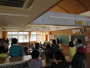 写真:たくさんの参観者少し緊張気味の子どもたちが授業を受けている様子