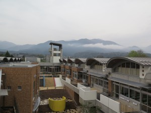 写真：小雨が降っている中、屋上から鈴鹿山脈を見渡した景色