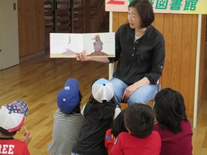 写真:地域ボランティア図書部会による絵本の読み聞かせに夢中の児童たち