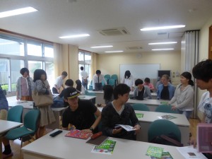 写真:名古屋造形大学の石榑小学校の校舎内を見学する様子