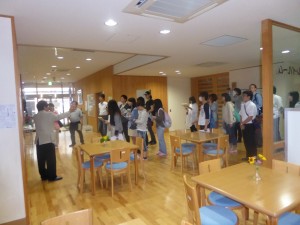 写真：設計会社の人から設計趣旨の説明を受ける名古屋造形大学の学生たち
