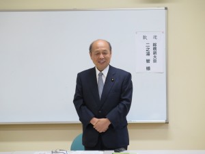 写真:挨拶する総務副大臣