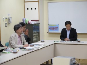写真：名古屋大学小松先生の説明を聞く原田総務省地域力創造審議官（右）