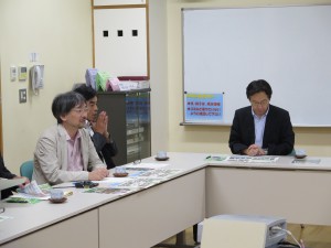 写真:名古屋大学小松先生の説明を聞く原田総務省地域力創造審議官(右)