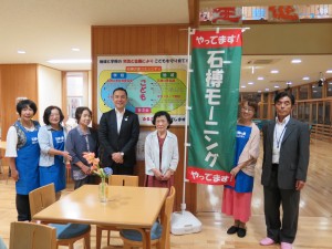 写真：鈴木英敬県知事とモーニング運営メンバーで記念撮影