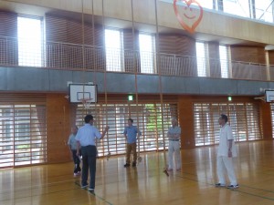 写真:体育館の中で地域の人5人で設備の点検・検討をする様子