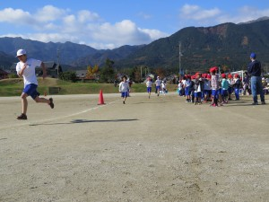 100連凧 大空に舞いあがる