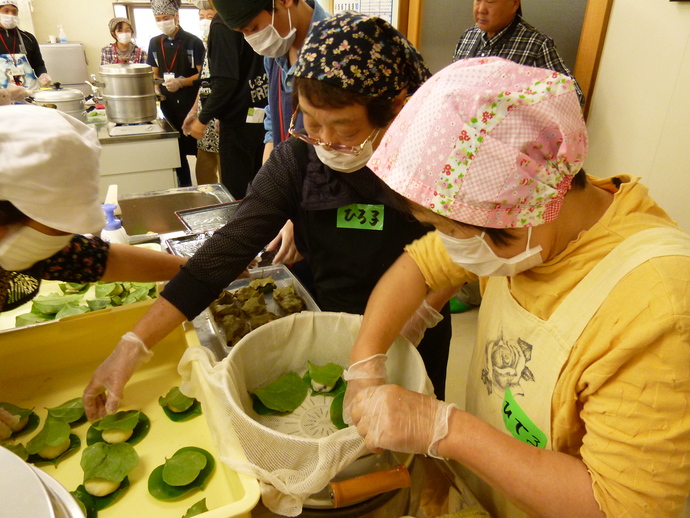 写真：がんたち団子作り体験を行う参加者たち