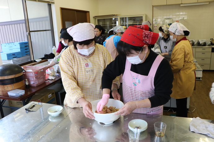 さくらポークの肉まん作り