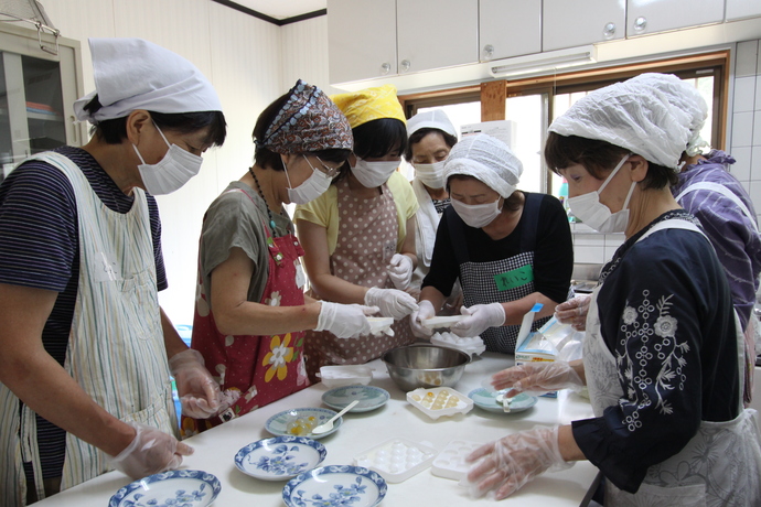 写真：トマト寒天作り体験を行う参加者たち