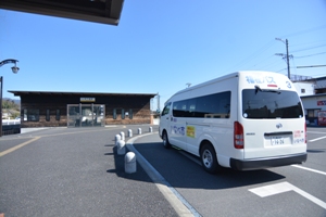 阿下喜駅前に停車する福祉バスの写真