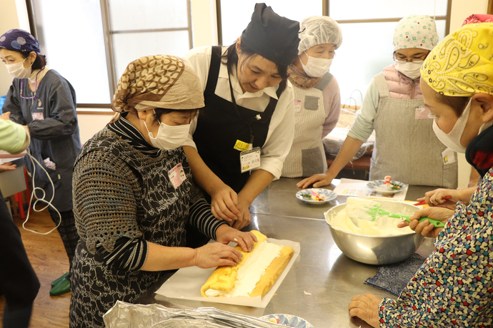 写真：ロールケーキ作りの様子