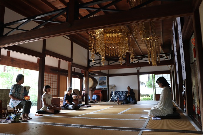 写真：座禅体験を行う参加者たち