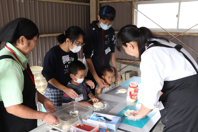 写真：ピザ作りの様子