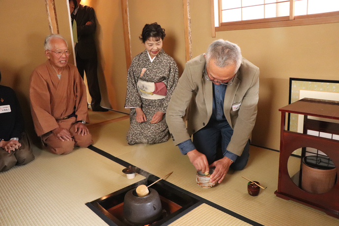 写真：茶会体験を行う参加者たち