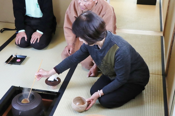 写真：茶会体験を行う参加者たち