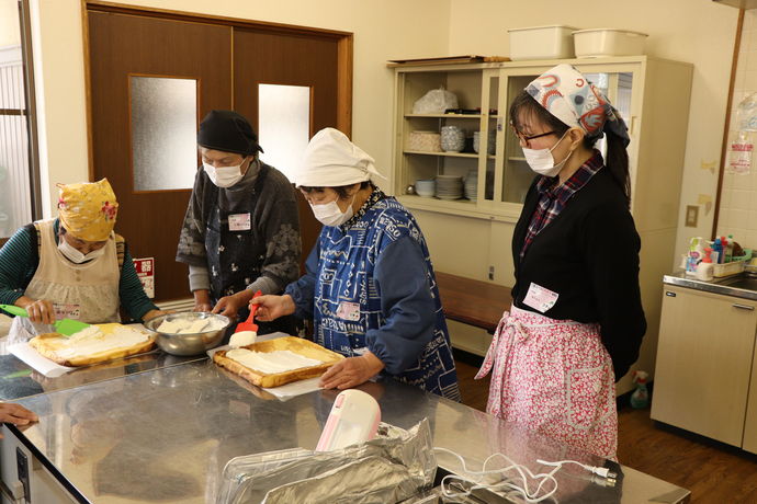 写真：ロールケーキを作る参加者たち