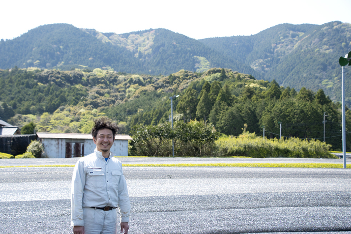 お茶畑と伊藤典明さん