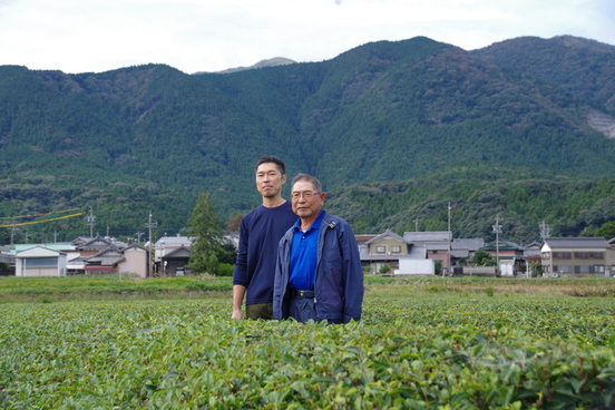 右：四代目の岡記善さん 左：三代目の岡勝弘さん