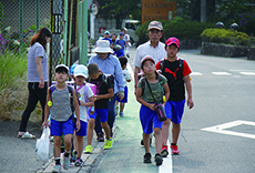 写真：登下校「見守り隊」