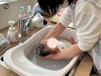 沐浴の様子です。保育士が沐浴も行っています(赤ちゃんのみお預かりの場合のみ)。赤ちゃん、とっても気持ちがよさそうです。